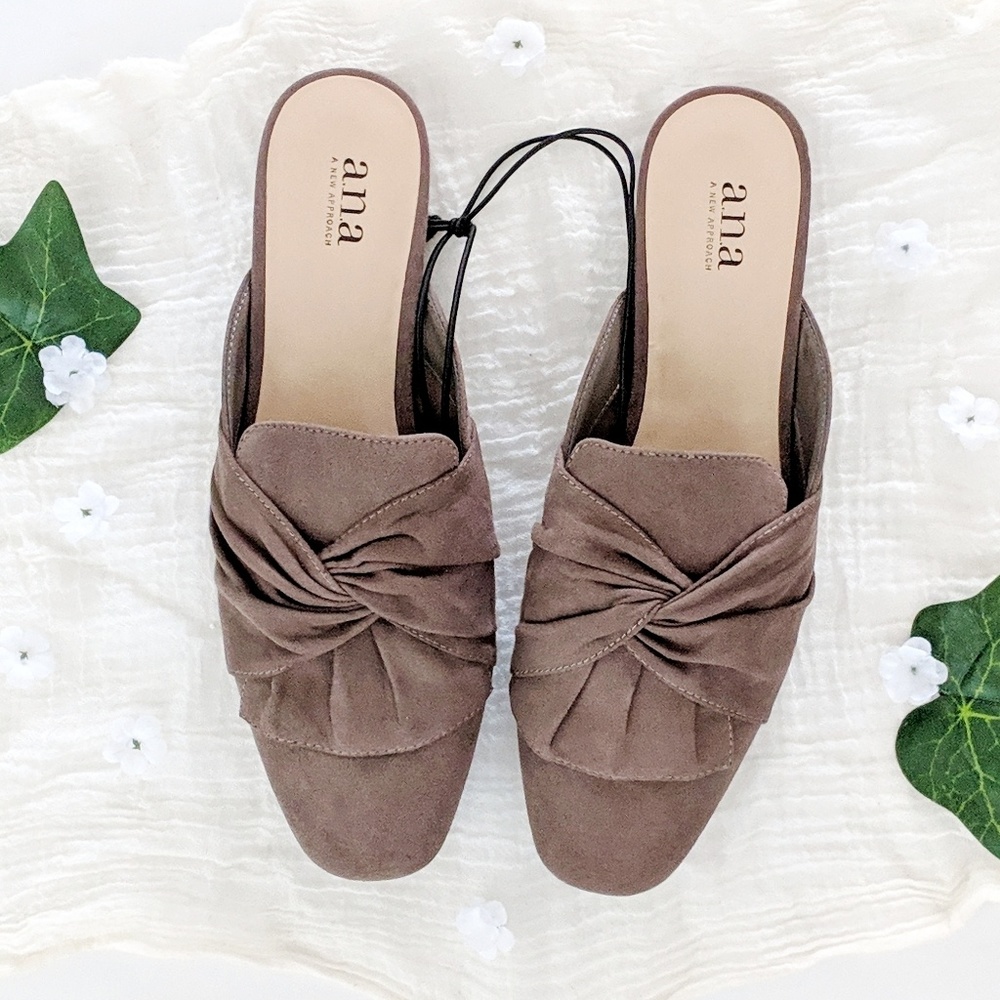 NIB Twisted Bow Slip-On Mules 9M